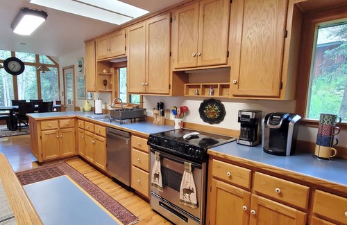 Idaho Springs Cabina | River Front Cabin with Fish Pond