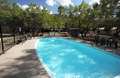 Sabinal Cabina | River Front cabin with access to shared pool!