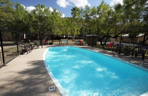 Sabinal Cabina | River Front cabin with access to shared pool!