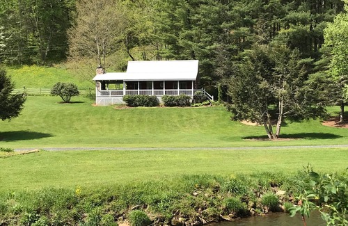 Creston Casa | Cabaña frente al río con confort acogedor y vista a la montaña