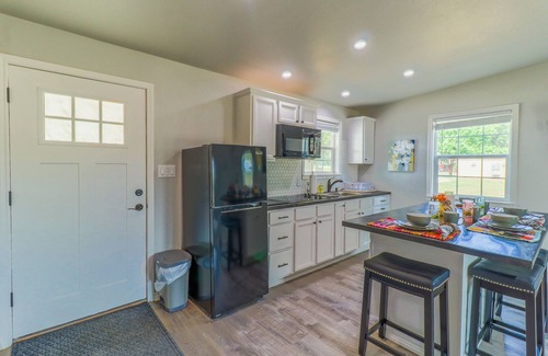 Albany Casa | River front comfort at Lucinda's Cabin