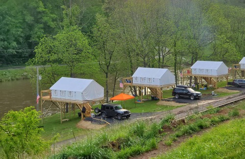 Bakersville Casa | River Front Glamping- Rusty's Roost River Camp- Black Bear Tent