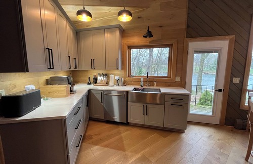 Benton Harbor Casa | River Front Home