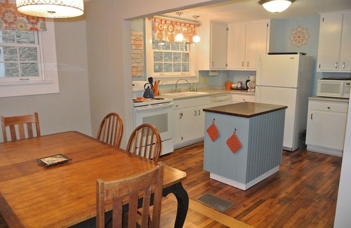 Hot Springs Cabaña | Casa frente al río, accesible hasta Hot Springs Spa y el centro - Red Bridge Cottage