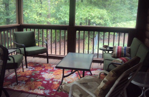 Rutherfordton Cabina | River front log home a 3 millas del Tryon Equestrian Center, comunidad cerrada