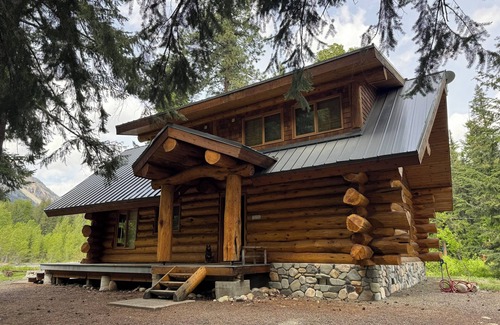 Mazama Cabina | River Front | Mountain Ski Cabin