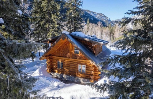 Mazama Cabina | River Front | Mountain Ski Cabin