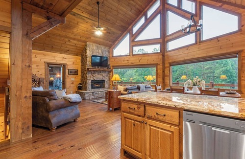 Blue Ridge Cabina | River Front! Pool Table! Riverfront Fire Pit! Hot Tub! BlueRidgeScenicRailway!