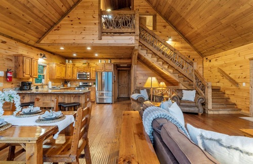 Blue Ridge Cabina | River Front! Pool Table! Riverfront Fire Pit! Hot Tub! BlueRidgeScenicRailway!