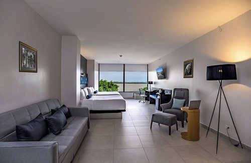 Guayaquil Hotel | River Garden Hotel & Suites