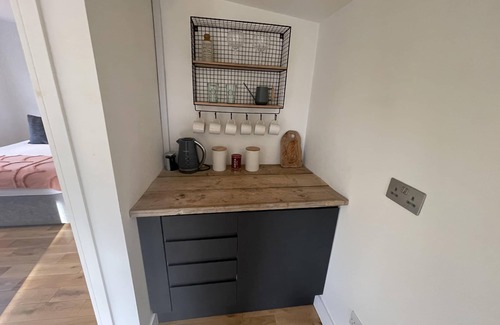 Wraysbury Casa | River Guest House With Jacuzzi, Fire and Boat Hire