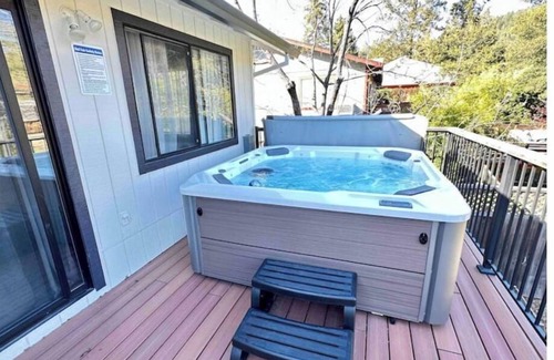 Guerneville Casa | River Haven: Hot Tub, Outdoor Lounge, Walk to Beach