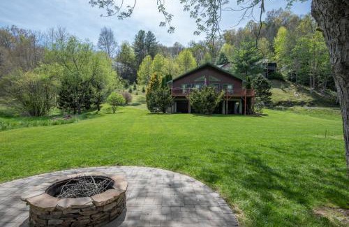 Fleetwood Casa | River Haven on the New River - Hot Tub & Ultimate Outdoor Space! Sleeps 6!