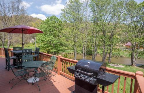 Fleetwood Casa | River Haven on the New River - Hot Tub & Ultimate Outdoor Space! Sleeps 6!