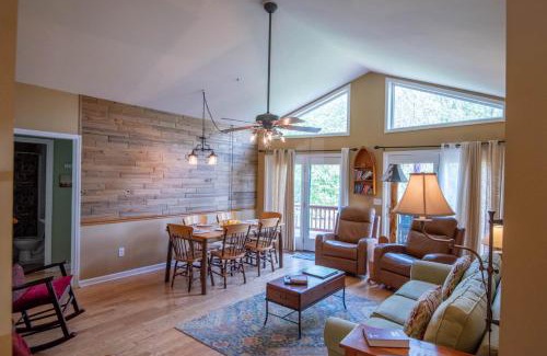 Fleetwood Casa | River Haven on the New River - Hot Tub & Ultimate Outdoor Space! Sleeps 6!