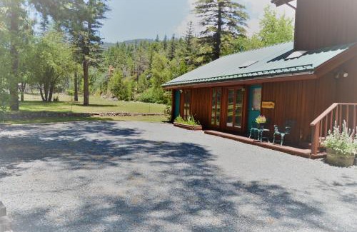 Ruidoso Casa | River Hideout: One Bedroom Duplex Cottage ON THE RIVER!
