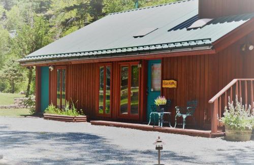 Ruidoso Casa | River Hideout: One Bedroom Duplex Cottage ON THE RIVER!