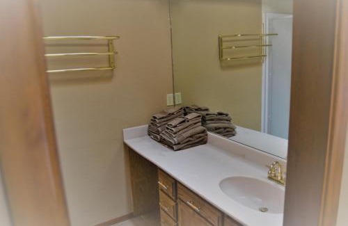 Ruidoso Casa | River Hideout: One Bedroom Duplex Cottage ON THE RIVER!