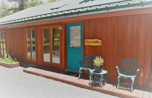 Ruidoso Casa | River Hideout: One Bedroom Duplex Cottage ON THE RIVER!