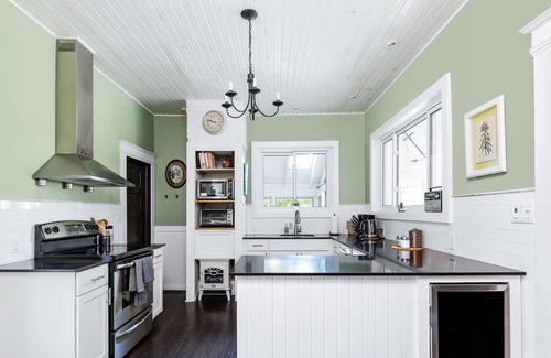 Bracebridge Casa | River house a 5 min walk from downtown. Big yard and private dock.
