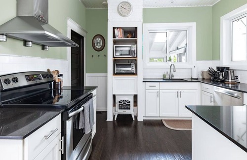 Bracebridge Casa | River house a 5 min walk from downtown. Big yard and private dock.