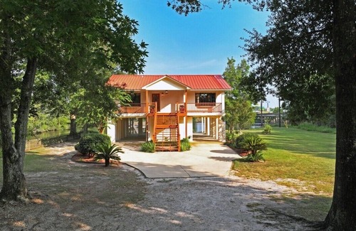 D'Iberville Casa | River house Biloxi sleeps 12 huge outdoor entertainment area with life size game