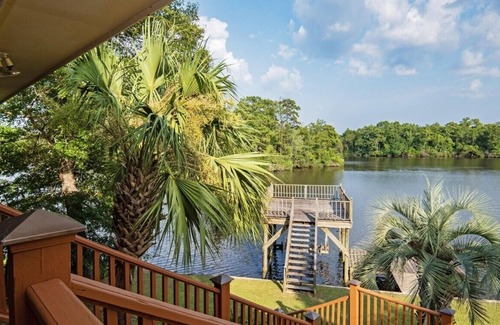 D'Iberville Casa | River house Biloxi sleeps 12 huge outdoor entertainment area with life size game