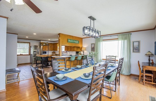 Siloam Springs Cabina | River House, kayak, fishing, king beds, riverfront