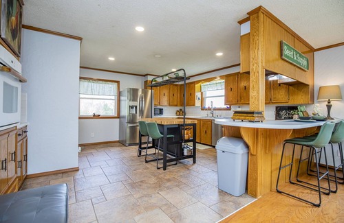 Siloam Springs Cabina | River House, kayak, fishing, king beds, riverfront