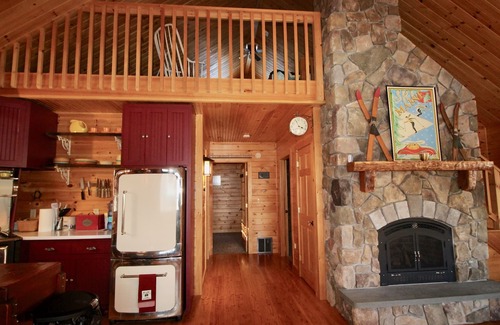 Kingfield Cabina | River House- Open Concept Cabin Sleeps 7-10 near Sugarloaf