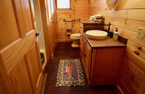 Kingfield Cabina | River House- Open Concept Cabin Sleeps 7-10 near Sugarloaf