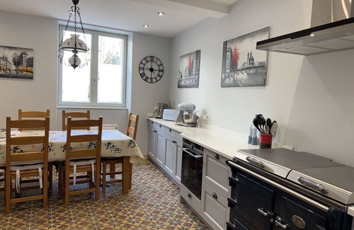 Limoux Casa | River House Quiet location but minutes from Town Square