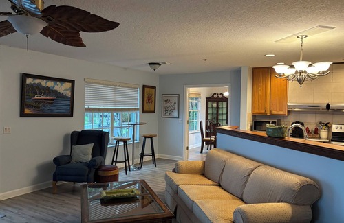 Sebastian Casa | River HousenEnjoy fishing, boating & birding from large family home on the river
