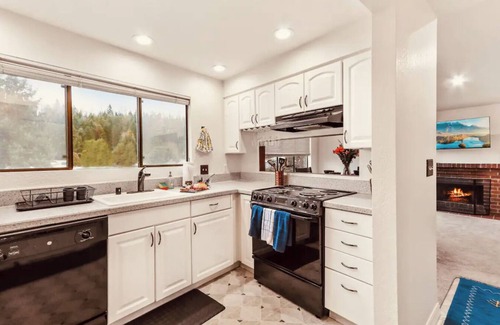 Bothell Apartamento | River Inn Cabin Theme Flat w/ Dock