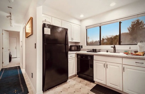 Bothell Apartamento | River Inn Cabin Theme Flat w/ Dock