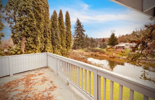 Bothell Apartamento | River Inn Cabin Theme Flat w/ Dock