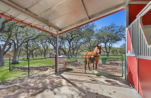 Wimberley Cabina | River Lodge- Llano Suite