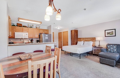 Historic District Hotel | River Mountain Lodge