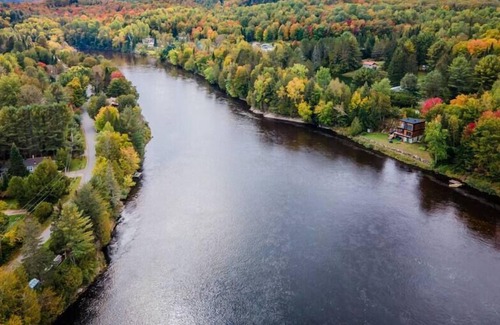 Brebeuf Chalet De Esquí | River'N Beach - chalet moderne sur rivière + spa!