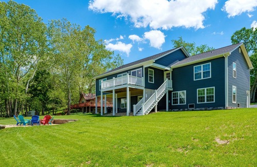 Elkton Casa | River Oasis Water Front, Pet Friendly Home, 5 King Bedrooms 15 Mins Massanutten