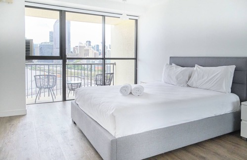 South Brisbane Hotel | River Plaza Apartments