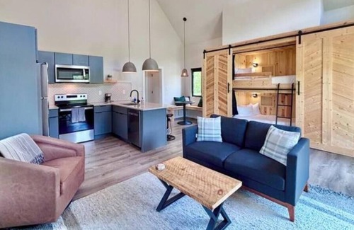 Stanton Cabina | River Rascal by Three Suns Cabins