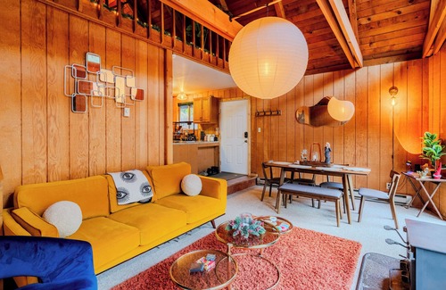Gold Bar Cabina | River Retreat: Hot Tub, 3 Stories, River Access!