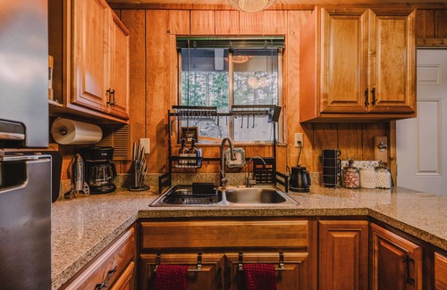 Gold Bar Cabina | River Retreat: Hot Tub, 3 Stories, River Access!