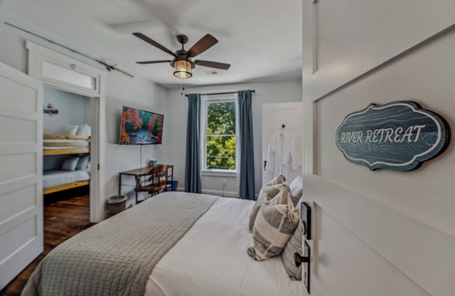 Berkeley Springs Cama Y Desayuno | River Retreat Suite In Town!- Inside The Grand Castalian Inn B&B