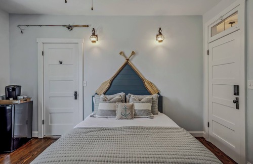 Berkeley Springs Cama Y Desayuno | River Retreat Suite In Town!- Inside The Grand Castalian Inn B&B