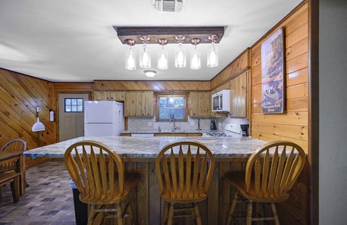 Broken Bow Cabina | River Ridge ~ 2 story riverfront cabin with hot tub, game room and kayaks