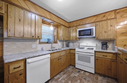 Broken Bow Cabina | River Ridge ~ 2 story riverfront cabin with hot tub, game room and kayaks