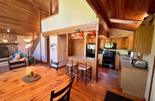 Boone Chalet De Esquí | MANTÉNGASE AL RÍO con área de picnic, fogón, 3HAB / 2BA, Greatroom, ¡minutos a Boone!
