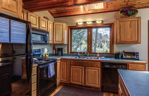 Boone Chalet De Esquí | MANTÉNGASE AL RÍO con área de picnic, fogón, 3HAB / 2BA, Greatroom, ¡minutos a Boone!